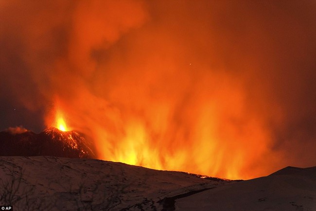 Nhóm phóng viên BBC bỏ chạy tán loạn khi chứng kiến núi lửa phun trào ngay trước mặt - Ảnh 5.
