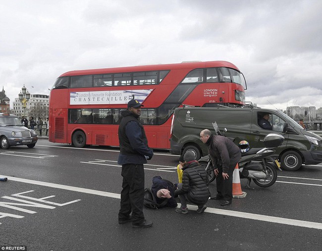 Video: Người phụ nữ nhanh trí nhảy xuống sông Thames khi thấy kẻ tấn công khủng bố lao xe tới - Ảnh 2.