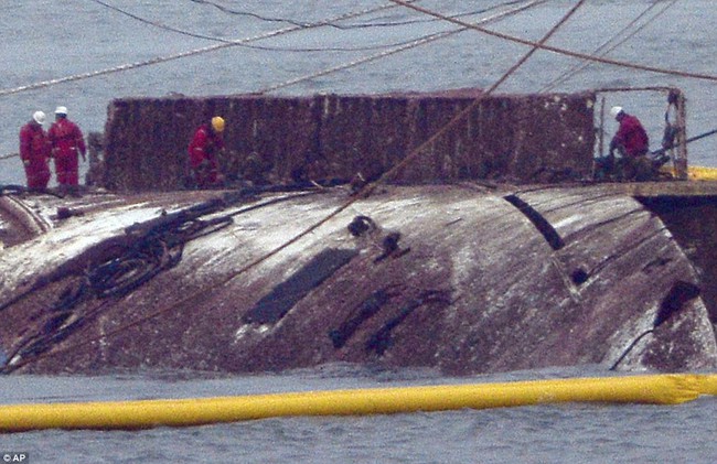 Chùm ảnh: Lạnh người với hình ảnh phà Sewol gỉ sét nghiêm trọng sau 3 năm chìm sâu dưới đáy đại dương - Ảnh 6.