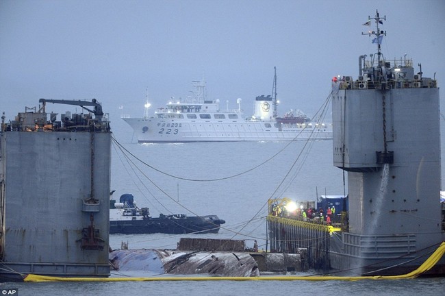 Chùm ảnh: Lạnh người với hình ảnh phà Sewol gỉ sét nghiêm trọng sau 3 năm chìm sâu dưới đáy đại dương - Ảnh 3.