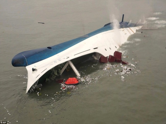 Chùm ảnh: Lạnh người với hình ảnh phà Sewol gỉ sét nghiêm trọng sau 3 năm chìm sâu dưới đáy đại dương - Ảnh 12.