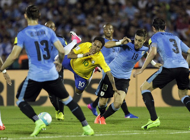 Sao Brazil chơi bóng ở Trung Quốc lập hat-trick vào lưới Uruguay - Ảnh 12.