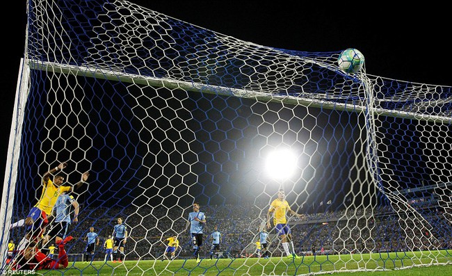 Sao Brazil chơi bóng ở Trung Quốc lập hat-trick vào lưới Uruguay - Ảnh 9.