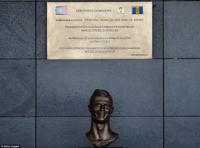 Bức tượng k&igrave; dị của Ronaldo ở s&acirc;n bay mang t&ecirc;n anh - Ảnh 1.