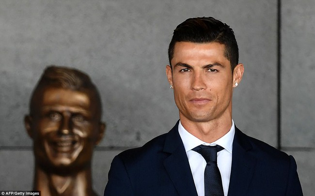 Bức tượng kì dị của Ronaldo ở sân bay mang tên anh - Ảnh 7.