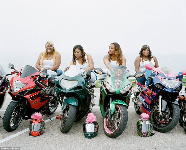 C&acirc;u lạc bộ m&ocirc; t&ocirc; ph&acirc;n khối lớn nhả kh&oacute;i hồng quy tụ những nữ biker chất hơn nước cất - Ảnh 5.