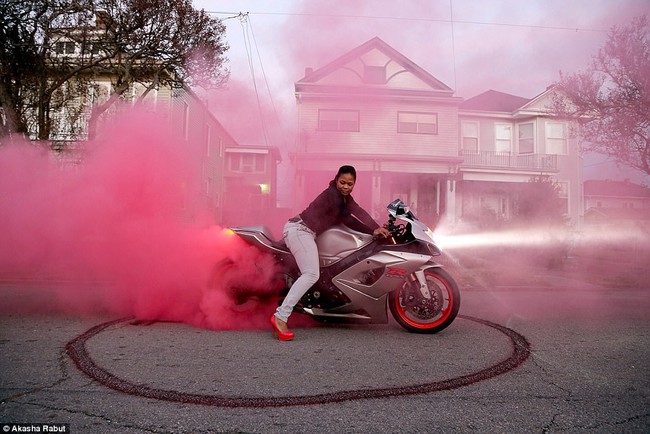 C&acirc;u lạc bộ m&ocirc; t&ocirc; ph&acirc;n khối lớn nhả kh&oacute;i hồng quy tụ những nữ biker chất hơn nước cất - Ảnh 1.