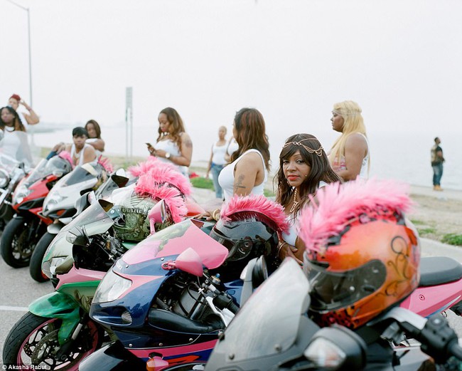 C&acirc;u lạc bộ m&ocirc; t&ocirc; ph&acirc;n khối lớn nhả kh&oacute;i hồng quy tụ những nữ biker chất hơn nước cất - Ảnh 2.