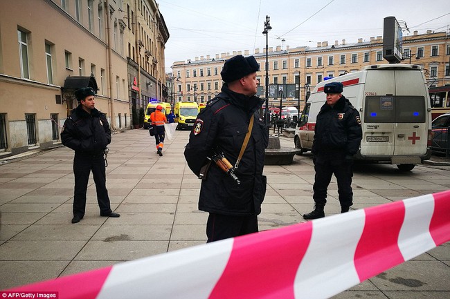 Người dân St Petersburg hỗn loạn sau vụ nổ tại ga tàu điện ngầm - Ảnh 12.