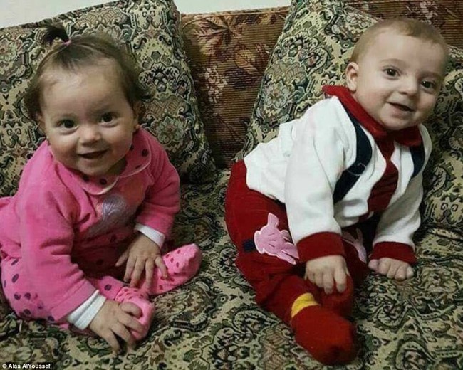 Người cha Syria khóc nấc bên nấm mộ 2 con gái cùng 17 người thân thiệt mạng trong cuộc tấn công hóa học - Ảnh 3.
