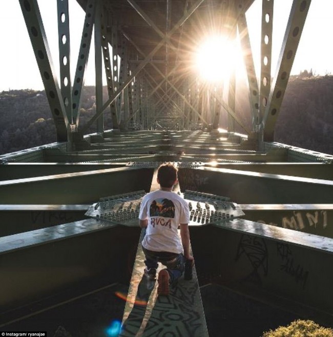 Mỹ: Chụp ảnh sống ảo ở cây cầu cao nhất California, cô gái ngã lộn cổ xuống đất - Ảnh 7.