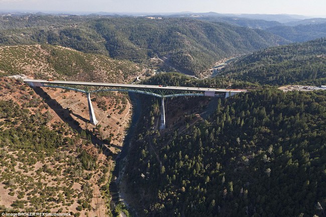 Mỹ: Chụp ảnh sống ảo ở cây cầu cao nhất California, cô gái ngã lộn cổ xuống đất - Ảnh 2.