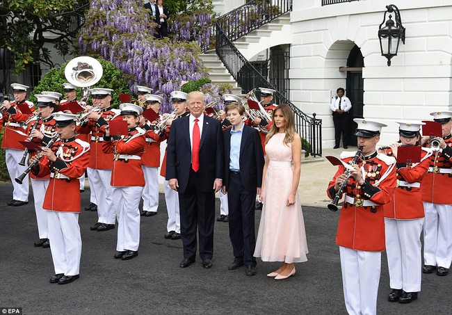 Video: Đệ nhất phu nh&acirc;n Mỹ Melania nhắc chồng đặt tay l&ecirc;n ngực khi ch&agrave;o cờ - Ảnh 5.