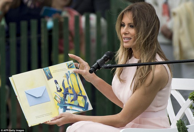 Video: Đệ nhất phu nh&acirc;n Mỹ Melania nhắc chồng đặt tay l&ecirc;n ngực khi ch&agrave;o cờ - Ảnh 6.