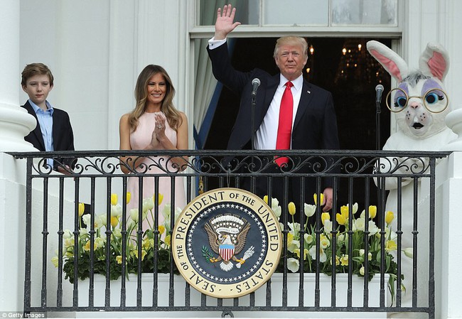 Video: Đệ nhất phu nh&acirc;n Mỹ Melania nhắc chồng đặt tay l&ecirc;n ngực khi ch&agrave;o cờ - Ảnh 4.