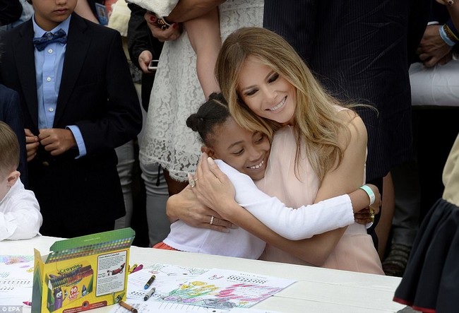 Video: Đệ nhất phu nh&acirc;n Mỹ Melania nhắc chồng đặt tay l&ecirc;n ngực khi ch&agrave;o cờ - Ảnh 8.