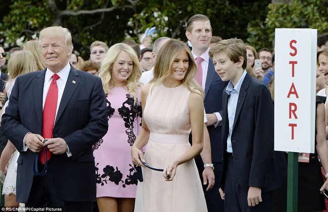 Video: Đệ nhất phu nh&acirc;n Mỹ Melania nhắc chồng đặt tay l&ecirc;n ngực khi ch&agrave;o cờ - Ảnh 11.