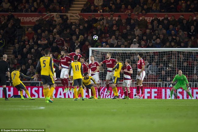 Sanchez và Ozil lập công, Arsenal bám đuổi tốp 4 - Ảnh 3.