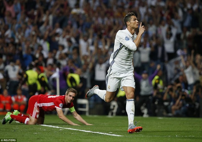 Cư dân mạng chửi Ronaldo ích kỷ sau cú hat-trick vào lưới Bayern - Ảnh 1.
