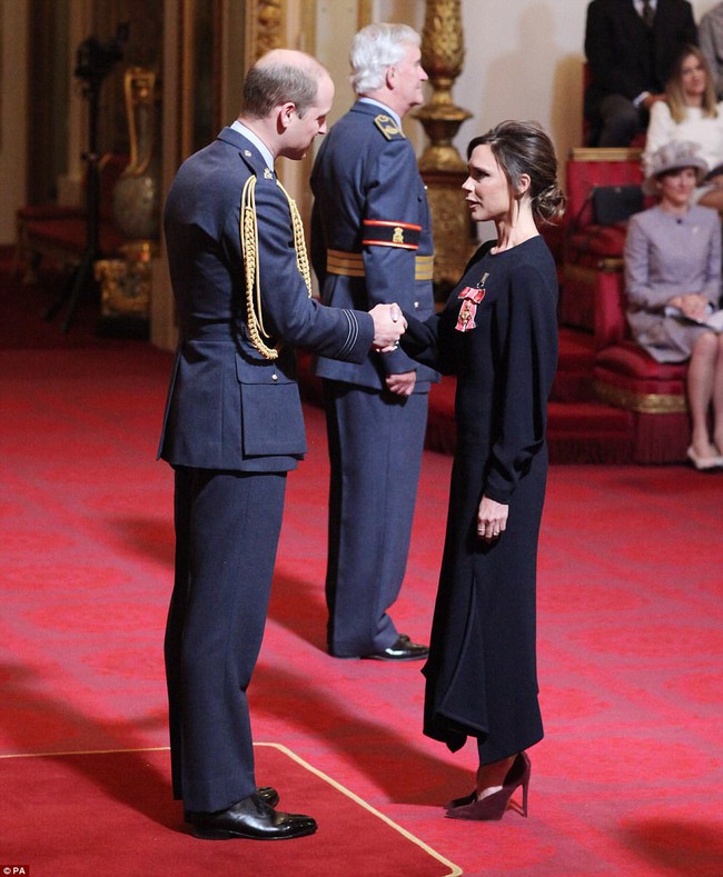 Victoria Beckham được Ho&agrave;ng tử Anh trao hu&acirc;n chương sau h&agrave;ng chục năm cống hiến v&igrave; thời trang - Ảnh 1.