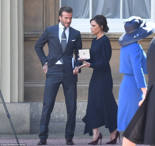 Victoria Beckham được Ho&agrave;ng tử Anh trao hu&acirc;n chương sau h&agrave;ng chục năm cống hiến v&igrave; thời trang - Ảnh 6.