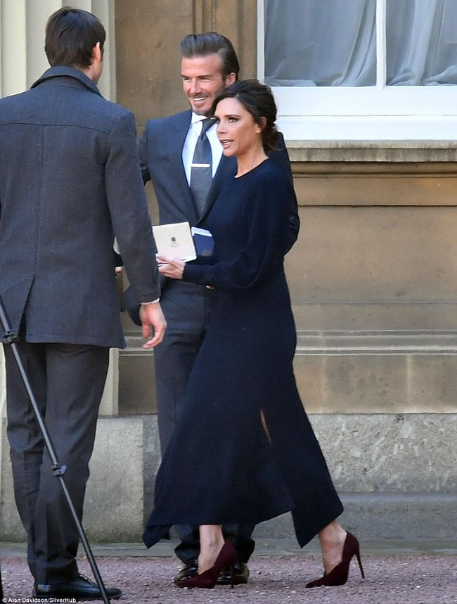 Victoria Beckham được Ho&agrave;ng tử Anh trao hu&acirc;n chương sau h&agrave;ng chục năm cống hiến v&igrave; thời trang - Ảnh 7.