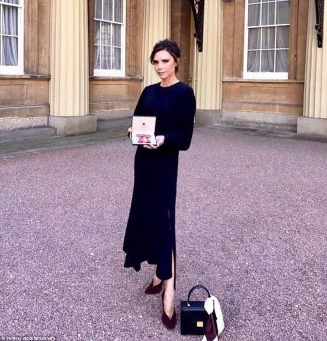 Victoria Beckham được Hoàng tử Anh trao huân chương sau hàng chục năm cống hiến vì thời trang - Ảnh 9.