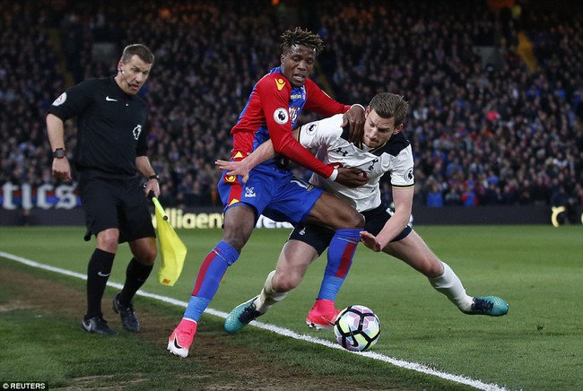 C&uacute; n&atilde; đại b&aacute;c tầm xa gi&uacute;p Tottenham tiếp tục b&aacute;m đuổi Chelsea - Ảnh 7.