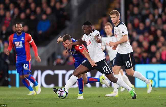 C&uacute; n&atilde; đại b&aacute;c tầm xa gi&uacute;p Tottenham tiếp tục b&aacute;m đuổi Chelsea - Ảnh 11.