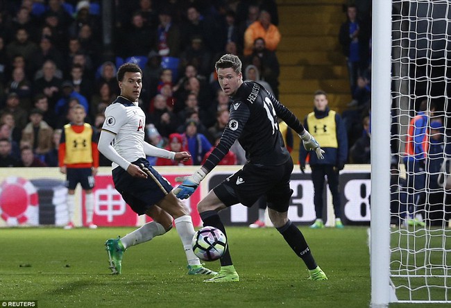 C&uacute; n&atilde; đại b&aacute;c tầm xa gi&uacute;p Tottenham tiếp tục b&aacute;m đuổi Chelsea - Ảnh 10.