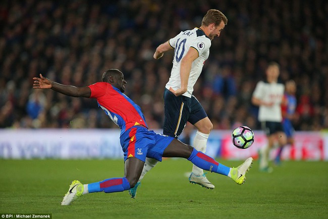 C&uacute; n&atilde; đại b&aacute;c tầm xa gi&uacute;p Tottenham tiếp tục b&aacute;m đuổi Chelsea - Ảnh 9.