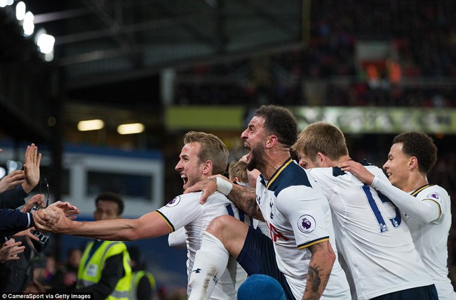 C&uacute; n&atilde; đại b&aacute;c tầm xa gi&uacute;p Tottenham tiếp tục b&aacute;m đuổi Chelsea - Ảnh 5.