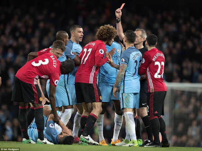 Mourinho san bằng kỷ lục của Sir Alex trong trận đấu si&ecirc;u tệ hại - Ảnh 2.