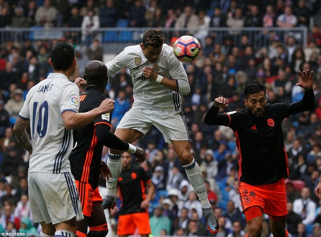 Ronaldo sút hỏng penalty, Real thắng nghẹt thở Valencia - Ảnh 4.