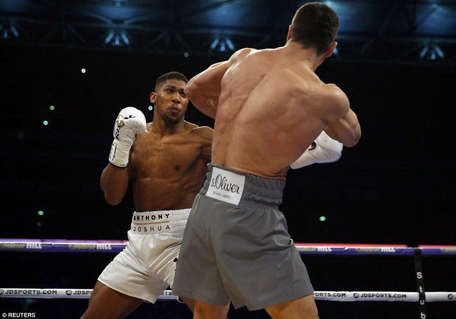 Joshua hạ knock-out tiến sĩ búa thép Klitschko sau 11 hiệp đấu kịch tính - Ảnh 3.