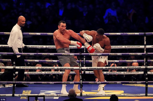 Joshua hạ knock-out tiến sĩ búa thép Klitschko sau 11 hiệp đấu kịch tính - Ảnh 8.