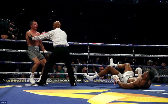 Joshua hạ knock-out tiến sĩ búa thép Klitschko sau 11 hiệp đấu kịch tính - Ảnh 7.