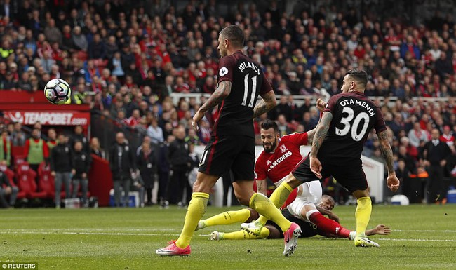Đấng cứu thế Jesus gi&uacute;p Man City gi&agrave;nh 1 điểm trước Middlesbrough - Ảnh 5.