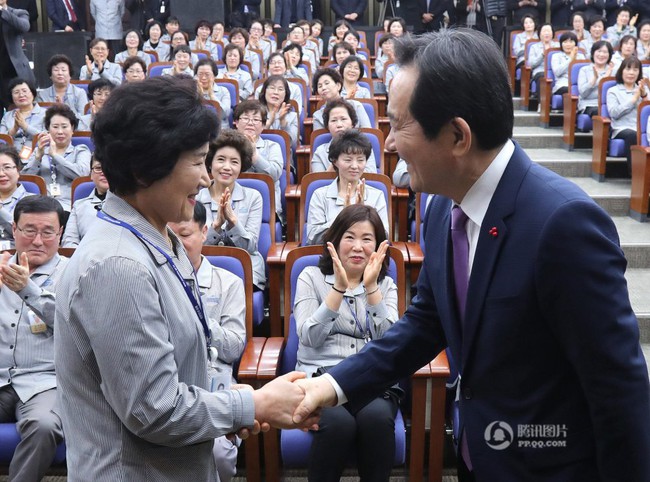 Tổng thư ký Quốc hội Hàn Quốc quỳ gối cảm tạ nhân viên vệ sinh nhân dịp đầu năm mới - Ảnh 4.