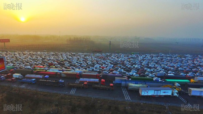 Trung Quốc: Kinh hoàng cảnh tượng hàng ngàn chiếc xe nối đuôi nhau đi vào thành phố sau kỳ nghỉ lễ - Ảnh 7.