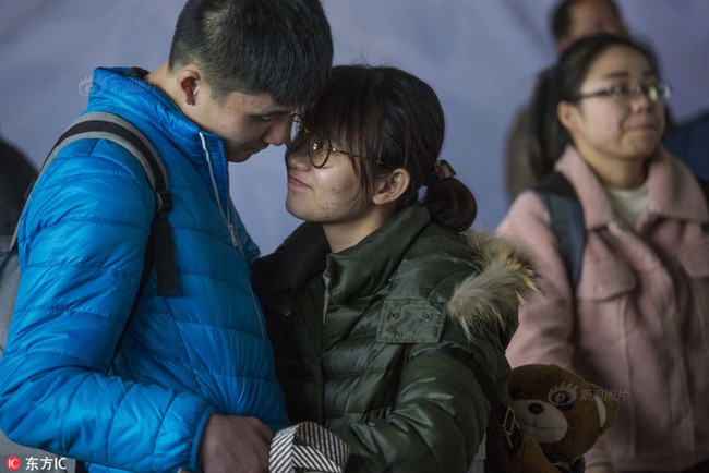 Những cái ôm hôn dịp giao thông mùa Tết ở Trung Quốc: Đem tình yêu về quê ăn Tết - Ảnh 13.