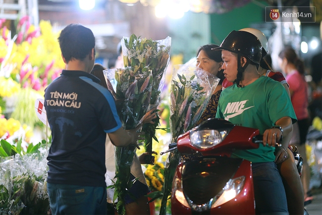 Khuya 29 Tết, hàng nghìn người và xe cộ vẫn đang chen chúc ở chợ hoa lớn nhất Sài Gòn - Ảnh 10.