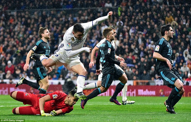 Ronaldo ghi b&agrave;n, Real cho Barca ngửi kh&oacute;i trong cuộc đua v&ocirc; địch - Ảnh 6.