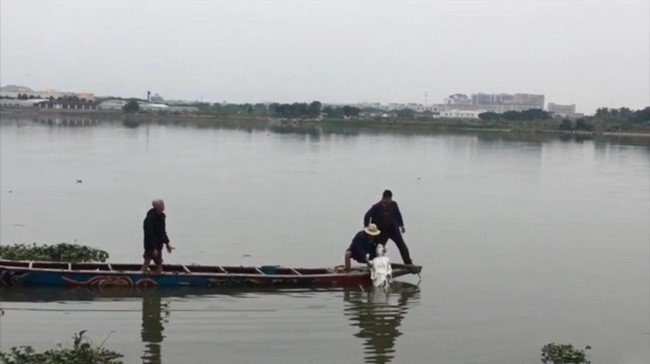 Trung Quốc: Bức tượng Quan Thế Âm Bồ Tát bí ẩn đột ngột nổi lên giữa dòng sông - Ảnh 4.