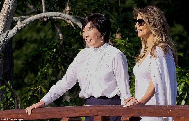 Bà Melania Trump thanh lịch trong bộ đồ trắng, đưa đệ nhất phu nhân Nhật Bản đi thăm vườn - Ảnh 6.