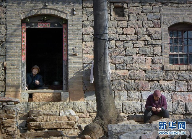 Trung Quốc: Ở nơi thâm sơn cùng cốc có một ngôi làng được làm hoàn toàn từ đá tảng rất ít người biết - Ảnh 7.