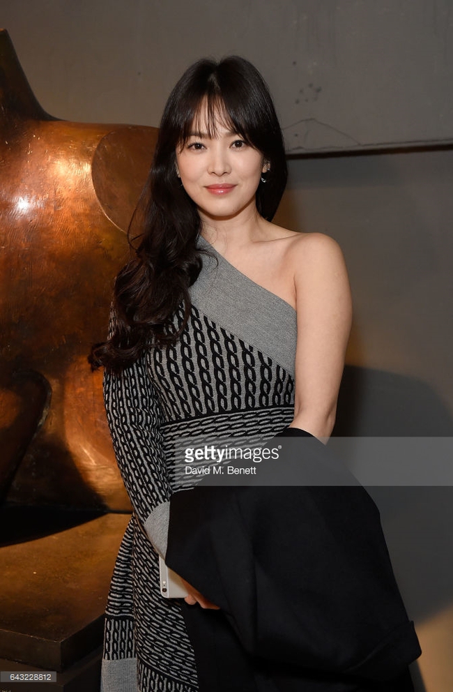 Dự show Burberry, Song Hye Kyo xinh đẹp nhưng lại mất điểm v&igrave; chiếc v&aacute;y nuốt hết đường cong - Ảnh 4.