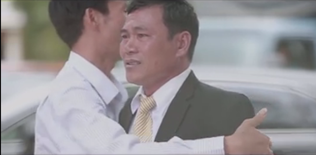 Clip: X&uacute;c động khoảnh khắc người cha rơi nước mắt trong ng&agrave;y con g&aacute;i l&ecirc;n xe hoa - Ảnh 7.