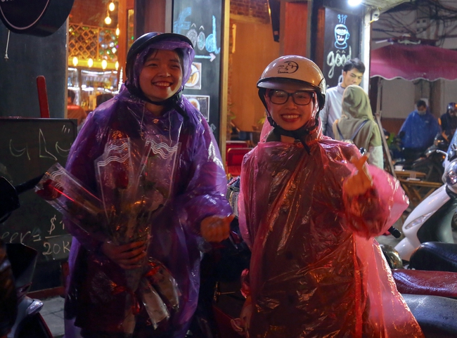 Bạn trẻ đội mưa tặng hoa 8/3 cho những người phụ nữ nghèo mưu sinh trong đêm ở Hà Nội - Ảnh 4.