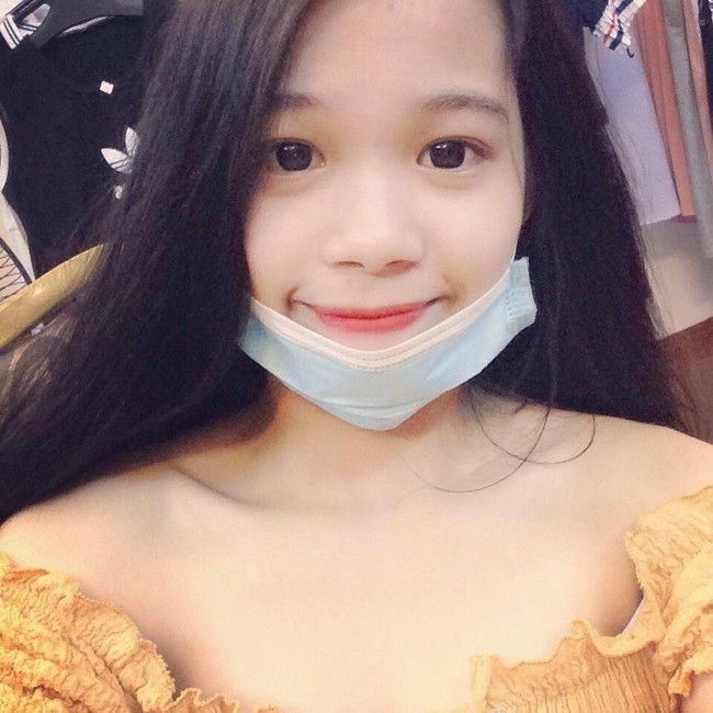 C&ocirc; n&agrave;ng bỗng dưng nổi tiếng v&igrave; đi đ&acirc;u, l&agrave;m g&igrave; cũng... đeo khẩu trang chụp ảnh - Ảnh 6.